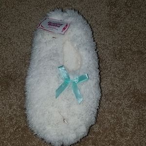 3/$15 Nwt fluffy slippers size s/m